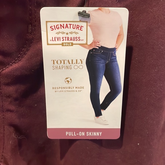 NWT Women's Signature Levi Strauss Jeans Burgundy Totally Shaping 10L 30W x 32L - Picture 5 of 11